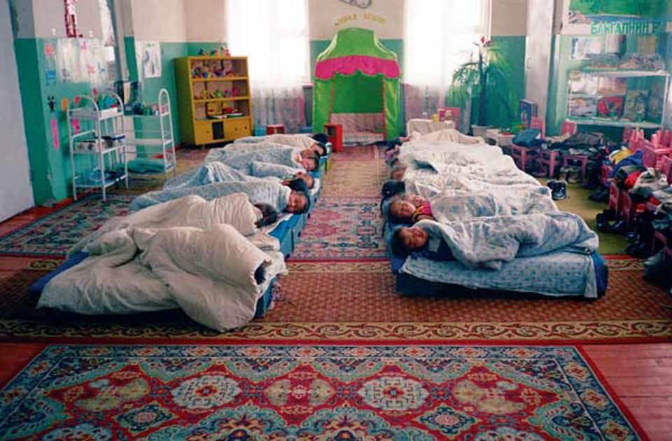 "Im Kindergarten. Die Kinder schlafen. Stört sie nicht - sie schweben gerade in süßen Träumen." "Im Kindergarten. Die Kinder schlafen. Stört sie nicht - sie schweben gerade in süßen Träumen."
