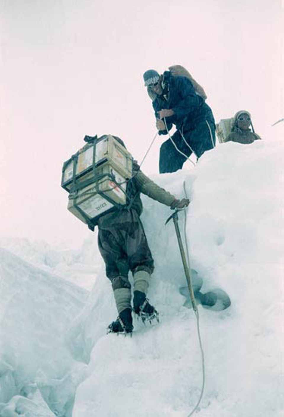 Menschen vom Volk der Sherpa halfen den Bergsteigern beim Tragen der Lasten auf dem Weg zum Gipfel