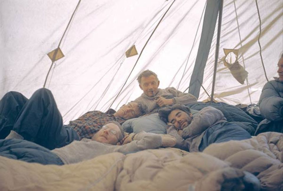 Nach dem gelungenen Aufstieg entspannen sich die Bergsteiger im Zelt