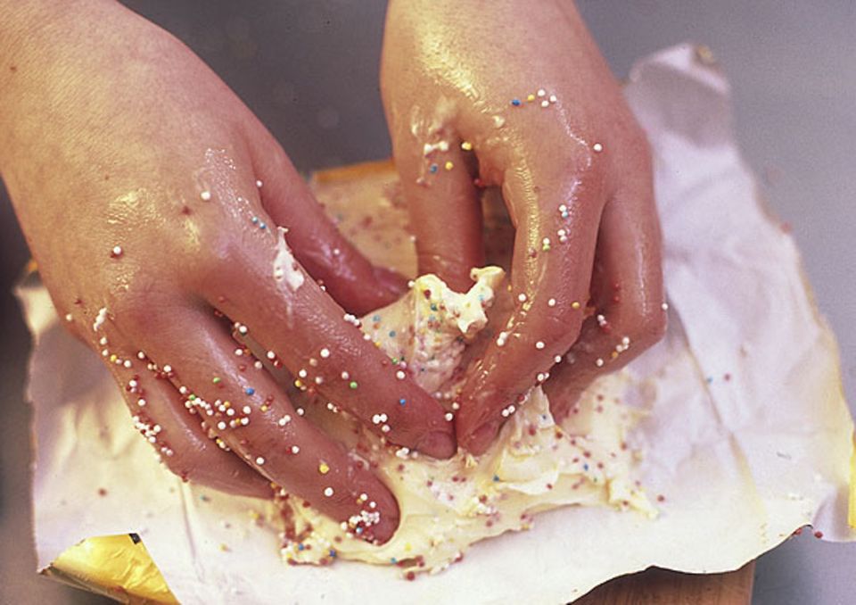 Rezept: Mit den Fingern in die Butter? Das hat nichts mit schlechter Erziehung zutun. So fetten unsere Köche ihre Finger Rezept: Mit den Fingern in die Butter? Das hat nichts mit schlechter Erziehung zutun. So fetten unsere Köche ihre Finger
