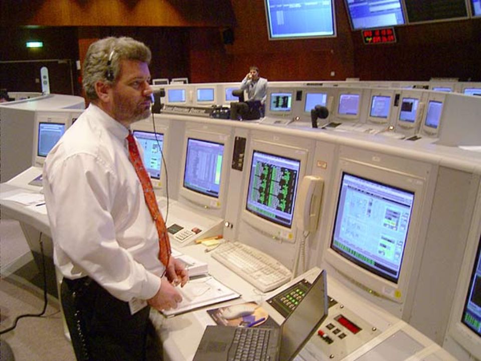 Mars-Mission: Hinter dutzenden Bildschirmen wird im Kontrollraum in Darmstadt die Mission überwacht, hier von Ground Segment Manager Michael McKay