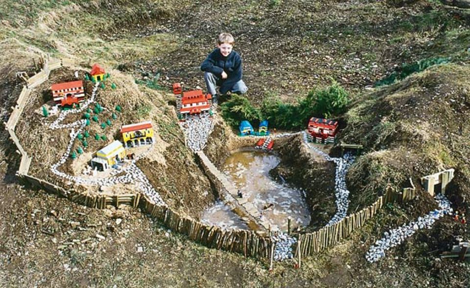 Wettbewerb: Julian Paul Meyer (10) aus Siegen hat für sein Palastprojekt den halben Garten umgegraben. So sieht das jedenfalls aus. Durch sein Xanadu führen Kieswege, Holzpalisaden schützen die bunten Gebäude