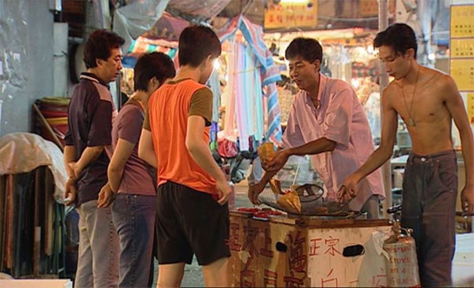 Für umgerechnet fünfzig Cent verkauft Kim Sing Yiung an seinem mobilen Stand frittierten Tofu, ständig auf der Hut vor der Gesundheitspolizei