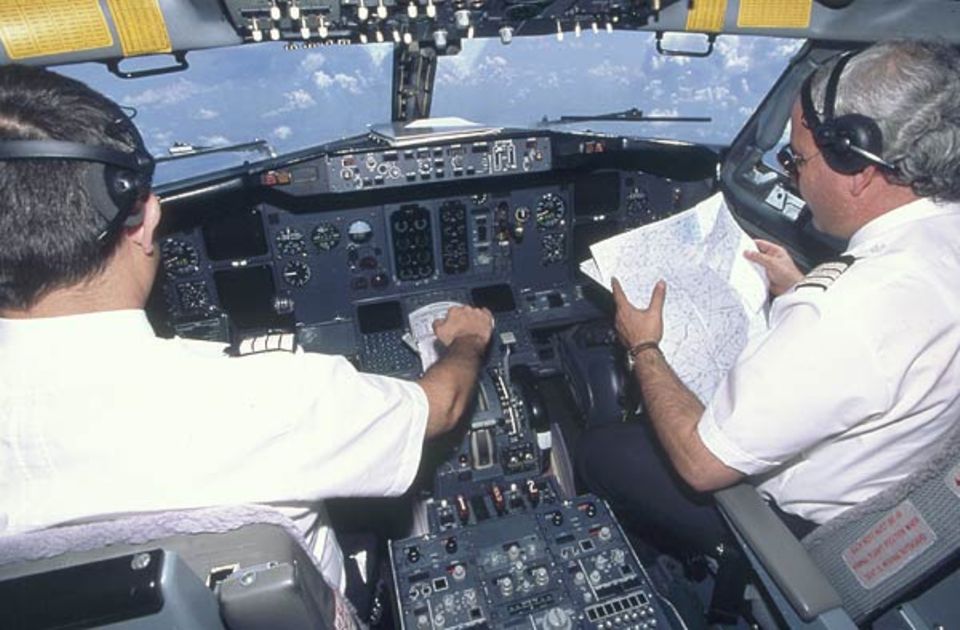 Beruf: Auf der Karte studiert der Co-Pilot die Flugstraßen, die sich unsichtbar über den ganzen Himmel ziehen Beruf: Auf der Karte studiert der Co-Pilot die Flugstraßen, die sich unsichtbar über den ganzen Himmel ziehen