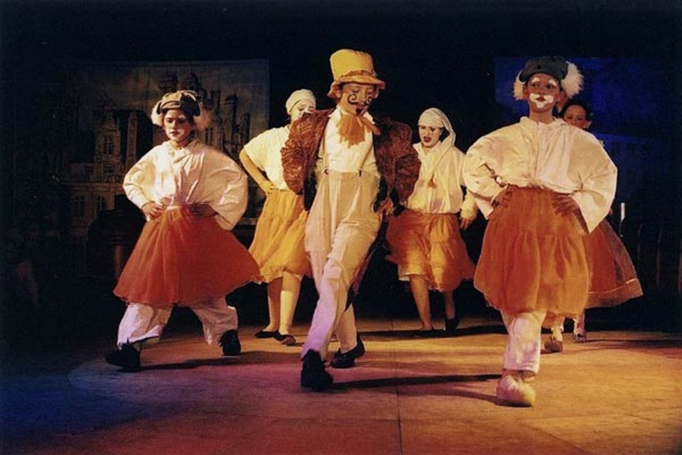Rechtes Bein vor, das linke - und nun...? Die Clowns führen einen Tanz mit kleinen Pannen vor. Die Kostüme der Kinder sind fast alle von ihnen selbst entworfen und genäht Rechtes Bein vor, das linke - und nun...? Die Clowns führen einen Tanz mit kleinen Pannen vor. Die Kostüme der Kinder sind fast alle von ihnen selbst entworfen und genäht