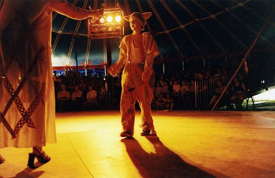 Akrobaten, Clowns, Zauberer, Jongleure - eine Vorstellung im Circus Mignon Akrobaten, Clowns, Zauberer, Jongleure - eine Vorstellung im Circus Mignon