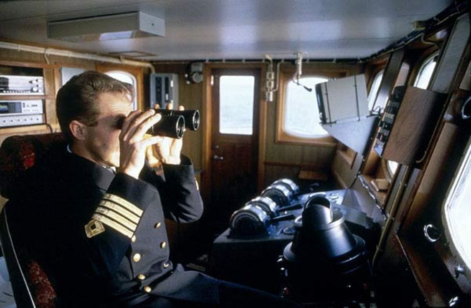 Beruf: Vier goldene Streifen an der Uniform - Erkennungszeichen des Kapitäns Beruf: Vier goldene Streifen an der Uniform - Erkennungszeichen des Kapitäns