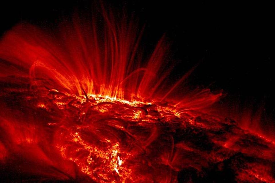 Wissenschaft: Auf der Sonnenoberfläche herrschen an den hell leuchtenden Stellen über eine Million Grad Celsius und in ihrem Inneren beträgt die Temperatur unvorstellbare 15 Millionen Grad Celsius.