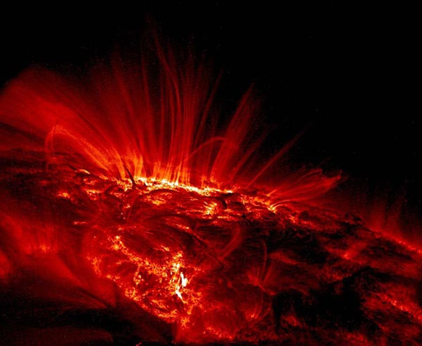 Wissenschaft: Auf der Sonnenoberfläche herrschen an den hell leuchtenden Stellen über eine Million Grad Celsius und in ihrem Inneren beträgt die Temperatur unvorstellbare 15 Millionen Grad Celsius.