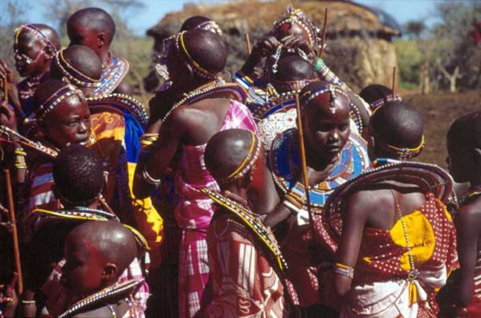 Die jungen Massai haben es schwer, das traditionelle Leben eines Kriegers und eine moderne Schulausbildung zu verbinden Die jungen Massai haben es schwer, das traditionelle Leben eines Kriegers und eine moderne Schulausbildung zu verbinden