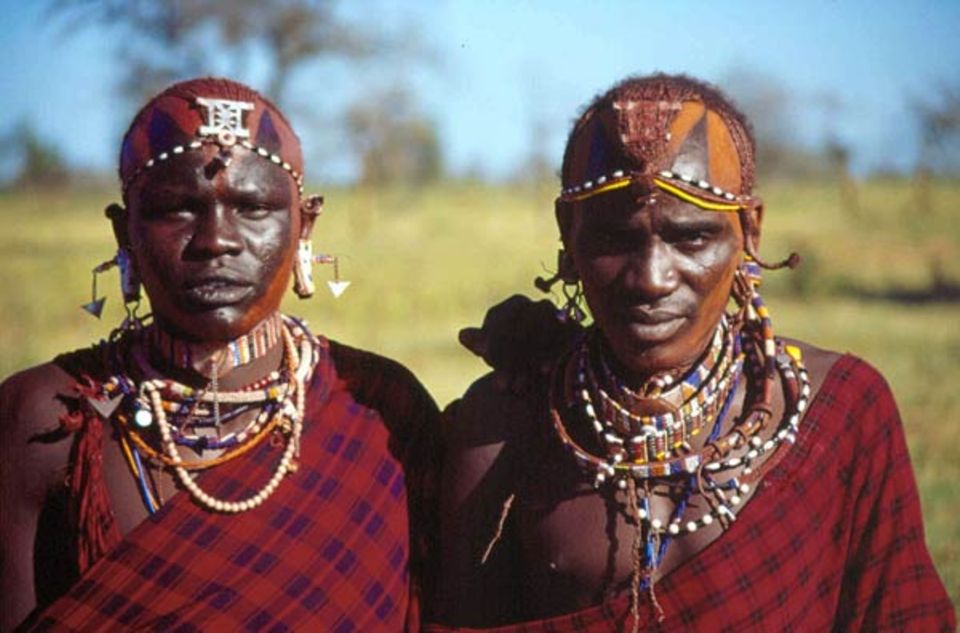 Zwei Krieger der Kisongo Massai in traditioneller Tracht und mit Gesichtsbemalung Zwei Krieger der Kisongo Massai in traditioneller Tracht und mit Gesichtsbemalung