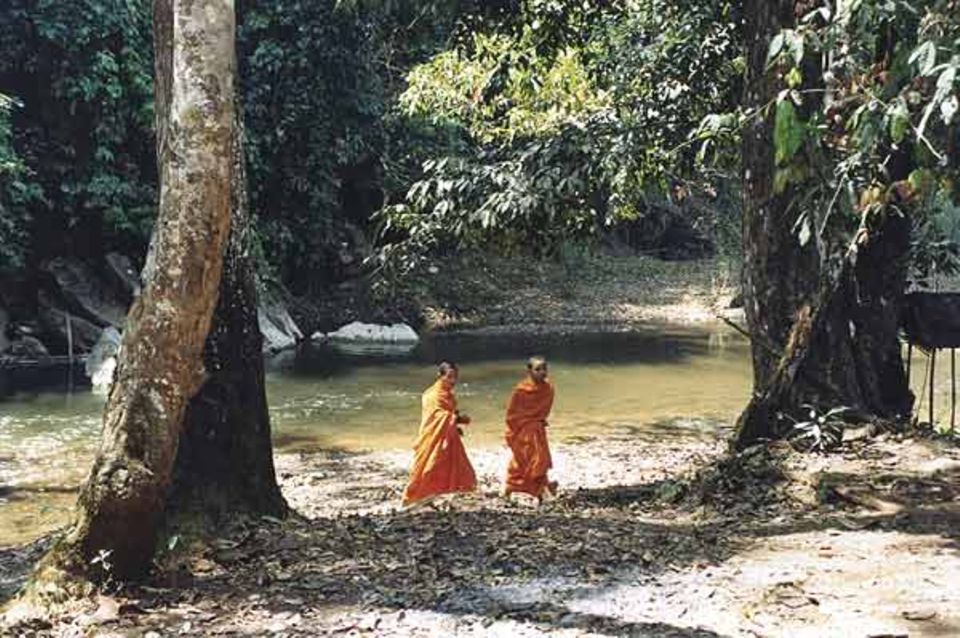Spaziergang am Wasser: An einem Fluss in der Nähe von Charlees Dorf im Norden Thailands sind die beiden Freunde unterwegs, um Fische zu füttern - nur so zum Spaß