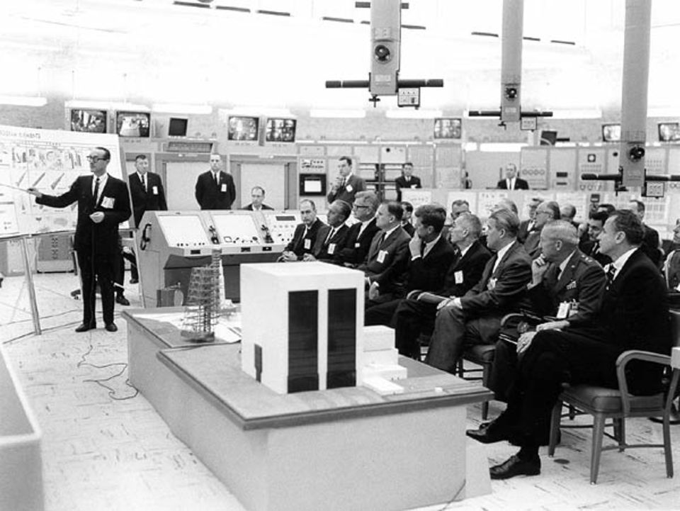 Mondlandung: "Kein Weltraumprojekt wird der Menschheit mehr Eindruck hinterlassen" prophezeit Kennedy 1961 beim Entwurf des Apollo-Programms Mondlandung: "Kein Weltraumprojekt wird der Menschheit mehr Eindruck hinterlassen" prophezeit Kennedy 1961 beim Entwurf des Apollo-Programms