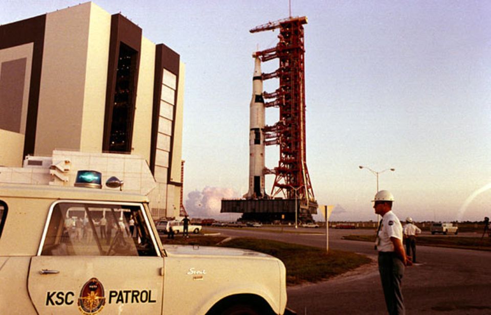 Mondlandung: Eine Apollo Rakete wird am Weltraumbahnhof Cape Canaveral in Startposition gebracht Mondlandung: Eine Apollo Rakete wird am Weltraumbahnhof Cape Canaveral in Startposition gebracht