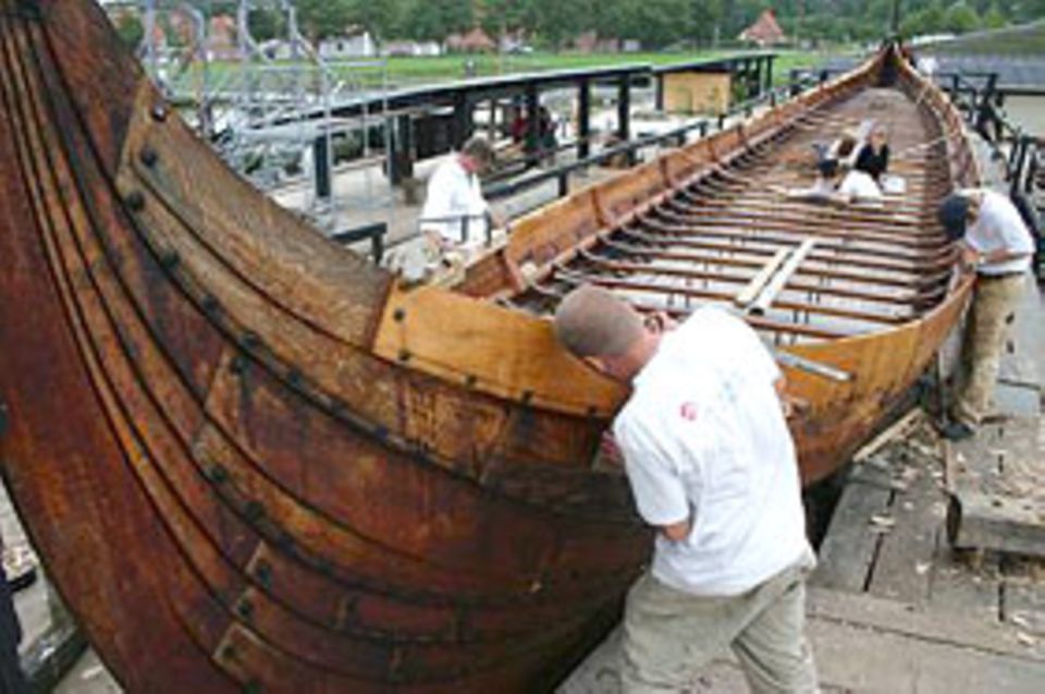 Wikinger: So wie dieser Nachbau des Wikingerschiffsmuseums in Roskilde sahen die schnellen Boote der Wikinger aus. Wikinger: So wie dieser Nachbau des Wikingerschiffsmuseums in Roskilde sahen die schnellen Boote der Wikinger aus.