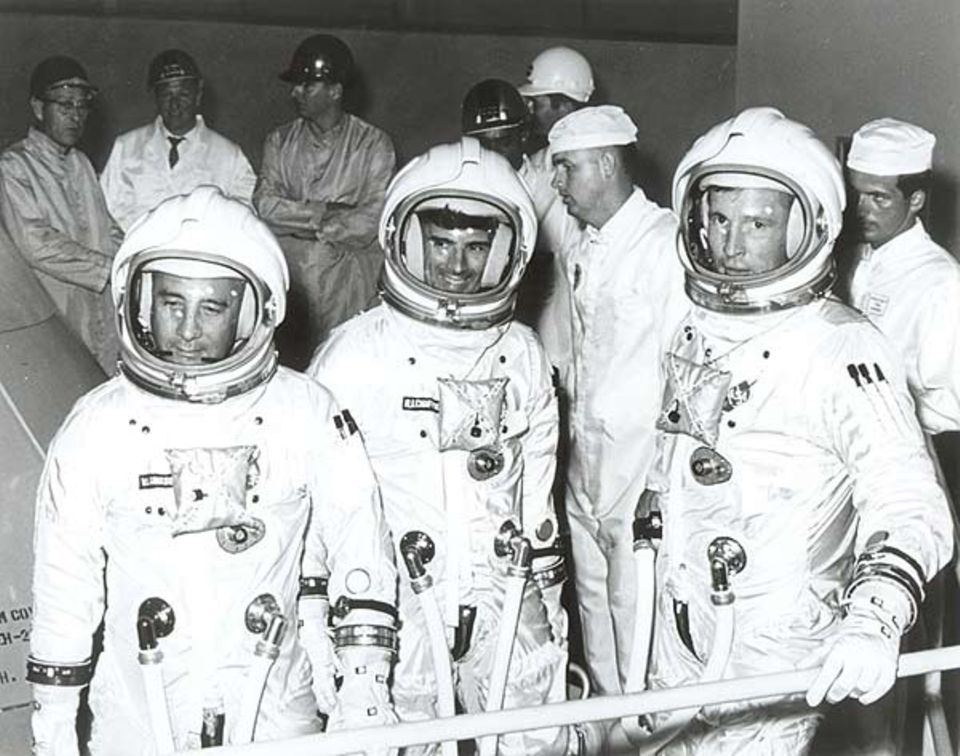 Mond: Das Apollo-Programm begann mit einer Tragödie. Noch vor dem geplanten Start der ersten bemannten Raumfähre geriet die Apollo 1 am 27. Januar 1967 bei einem Routinetraining in Brand. Alle drei Besatzungsmitglieder (Virgil Grissom, Edward White und Roger Chaffee) kamen dabei ums Leben. Der anschließende rund 3000 Seiten starke Untersuchungsbericht offenbarte gravierende Sicherheitsmängel und Fahrlässigkeit. Die Katastrophe veranlasste die NASA, umfangreiche Veränderungen an der Raumkapsel vorzunehmen