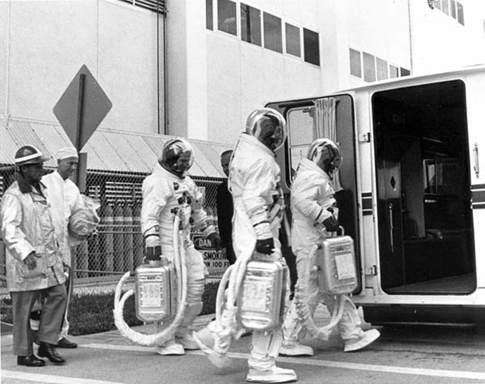 Mond: Am 21. Dezember startete die Besatzung der Apollo 8 (Frank Borman, James Lovell und William Anders) zur ersten bemannten Mondumrundung ins All. Ursprünglich war die Mission als weiterer Testflug im Orbit der Erde geplant. Aufgrund der rasanten Fortschritte des sowjetischen Weltraumprogramms geriet die NASA jedoch unter enormen Zeitdruck. Trotz erheblicher Sicherheitsbedenken im Vorfeld schickte man daher bereits die Apollo 8 in die Mondumlaufbahn