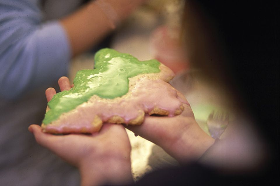 Backen: Neben dem traditionellen Truthahn gibt es in amerikanischen Familien Heiligabend zum Naschen Kekse mit "Königsguss" oder "royal icing", wie die quietschbunte Glasur auf Englisch heißt