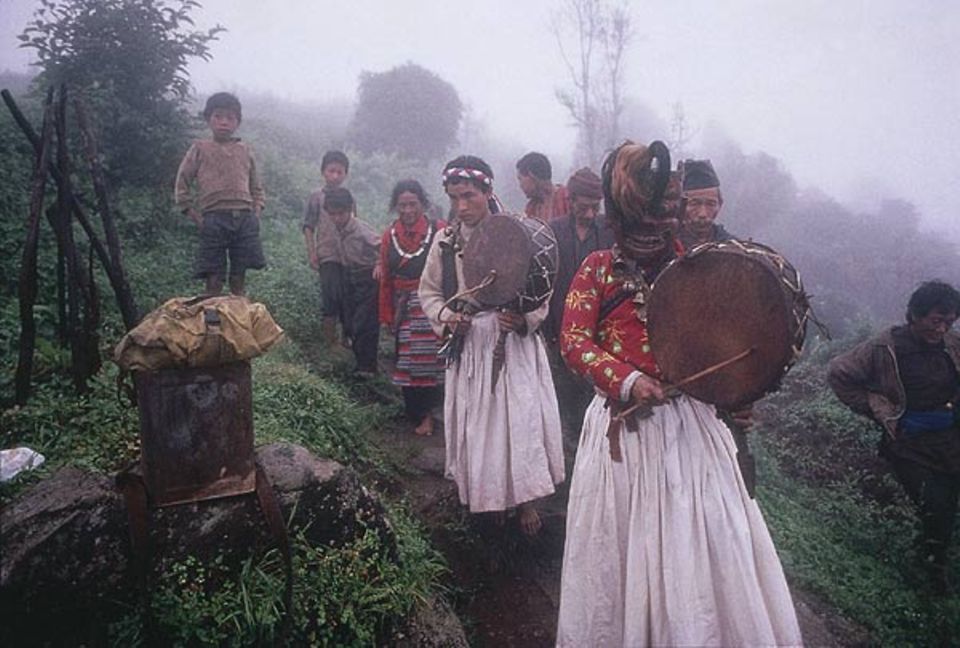Einmal im Jahr zieht Mingmar unter dem Antlitz des Urschamanen Shiva durchs Dorf. Die rituell "belebte" Maske des Gottes soll es spirituell reinigen Einmal im Jahr zieht Mingmar unter dem Antlitz des Urschamanen Shiva durchs Dorf. Die rituell "belebte" Maske des Gottes soll es spirituell reinigen