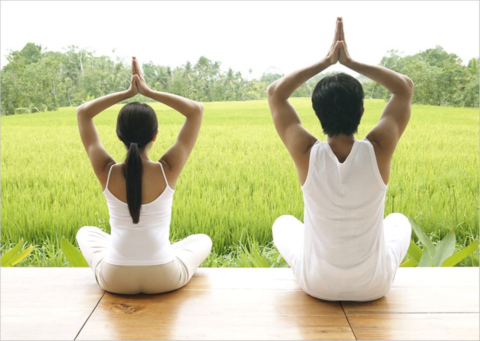 Lexikon: Yoga ist mittlerweile bei vielen Menschen beliebt. Kein Wunder: Es soll entspannen und zudem Muskeln an den richtigen Stellen schaffen Lexikon: Yoga ist mittlerweile bei vielen Menschen beliebt. Kein Wunder: Es soll entspannen und zudem Muskeln an den richtigen Stellen schaffen