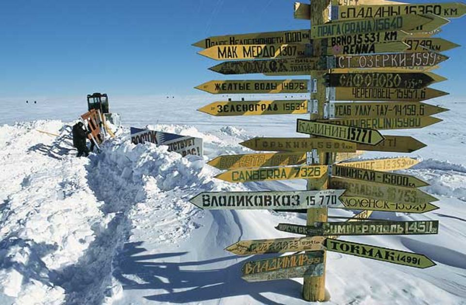 Der Wegweiser an der Flugpiste von Wostok erinnert die Besatzung daran, wie weit ihre Heimat entfernt ist Der Wegweiser an der Flugpiste von Wostok erinnert die Besatzung daran, wie weit ihre Heimat entfernt ist