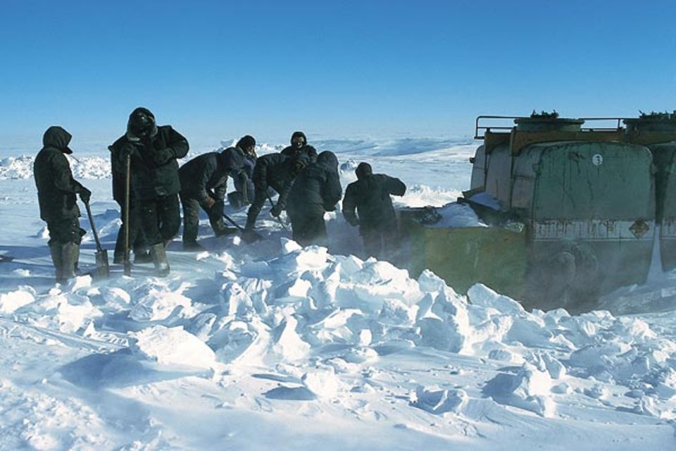 200 Kilometer hinter Mirny hat der Konvoi vom Vorjahr Tankschlitten abgestellt, die nun ausgegraben werden müssen 200 Kilometer hinter Mirny hat der Konvoi vom Vorjahr Tankschlitten abgestellt, die nun ausgegraben werden müssen