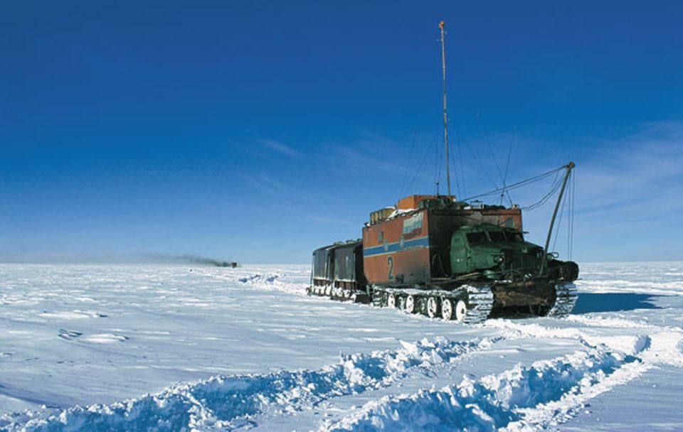 Mit acht Kilometern pro Stunde graben sich die alten Raupenschlepper durch den Pulverschnee Mit acht Kilometern pro Stunde graben sich die alten Raupenschlepper durch den Pulverschnee
