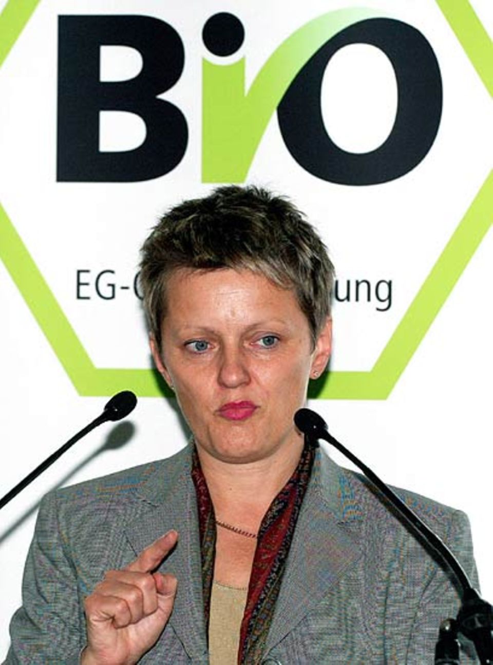 Die Verbraucherschutz-Ministerin Renate Künast. Im Hintergrund: Das europäische Bio-Siegel Die Verbraucherschutz-Ministerin Renate Künast. Im Hintergrund: Das europäische Bio-Siegel