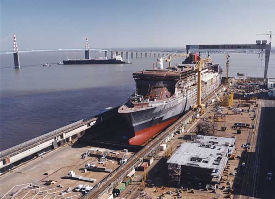 Mit rund 70 Metern Höhe ist die "Queen Mary 2" für einige Häfen und Docks der Welt ein paar Nummern zu groß