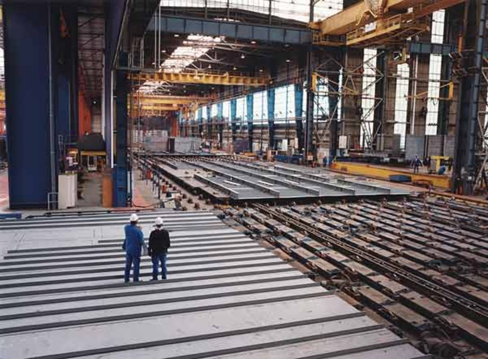 6. Juli 2002: In einer großen Montagehalle werden Teile des Rumpfs für das Schweißen vorbereitet