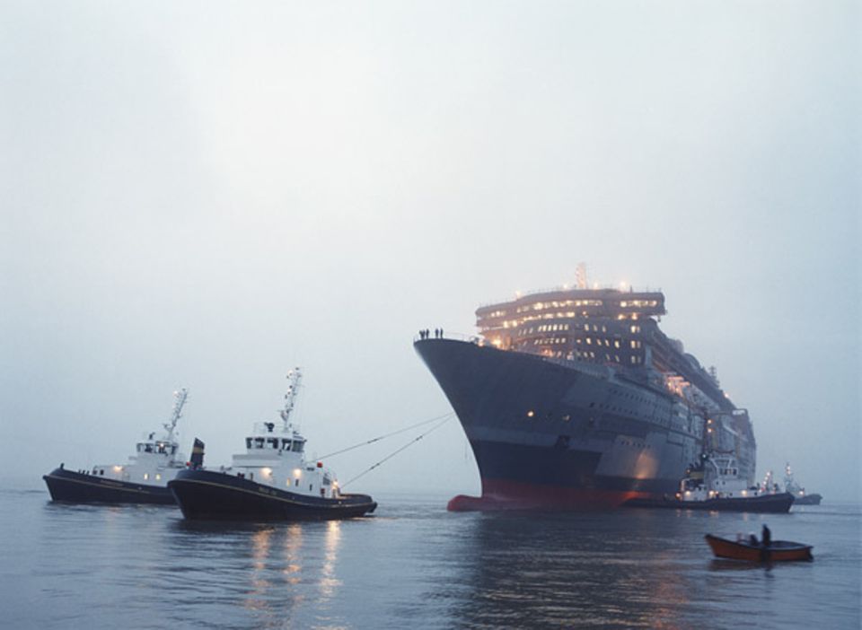 Fotoshow: Queen Mary 2: 21. März 2003: Im Morgengrauen kommt die "QM2" vom Trockendock zum Ausrüstungskai