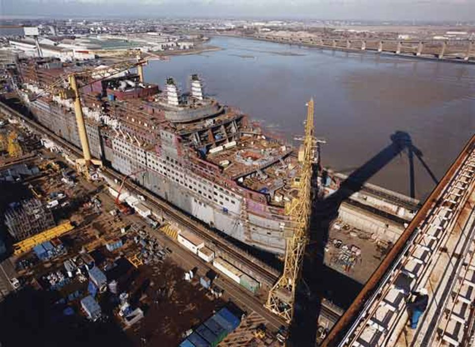 Fotoshow: Queen Mary 2: 20. Februar 2003: Die "QM2" im Trockendock, vom Bockkran aus gesehen Fotoshow: Queen Mary 2: 20. Februar 2003: Die "QM2" im Trockendock, vom Bockkran aus gesehen
