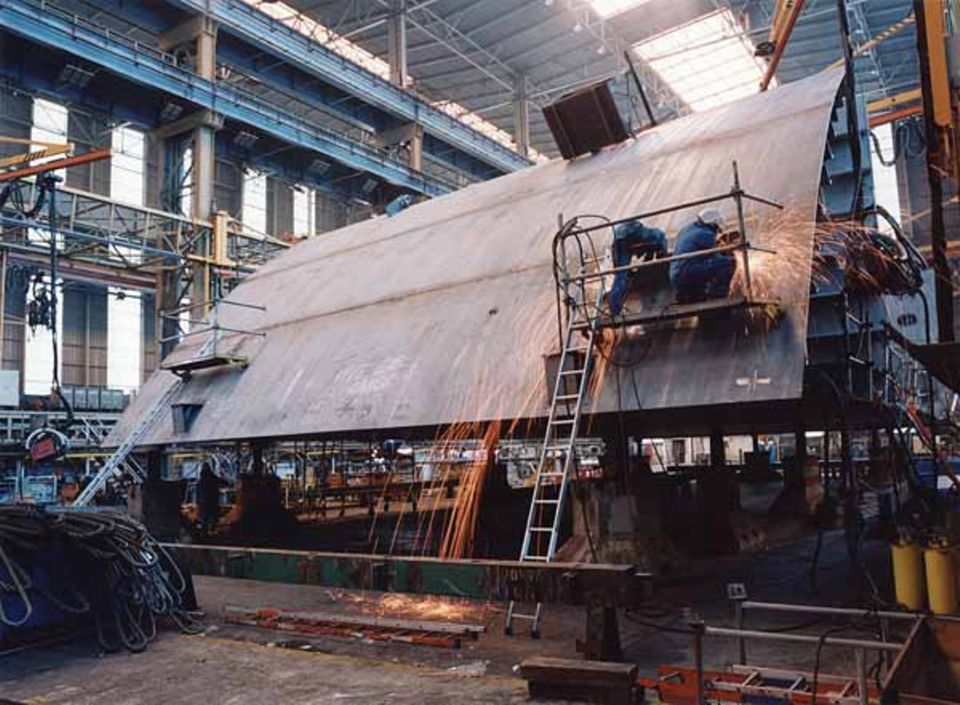 Fotoshow: Queen Mary 2: 6. Juli 2002: Schweißarbeiten und Montage von Rumpfteilen