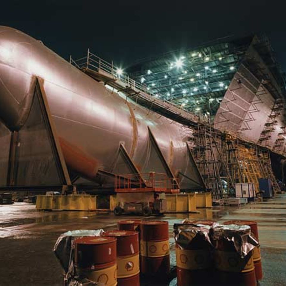 Fotoshow: Queen Mary 2: Der Bug wirkt wuchtig, ist aber strömungsgünstig gebaut