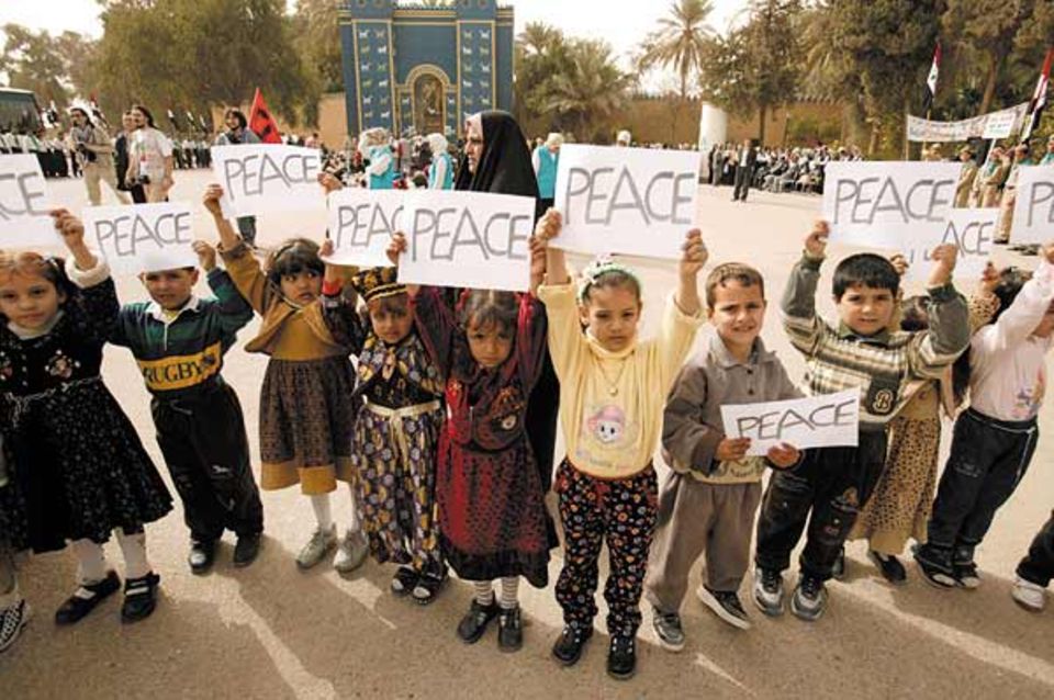 Am 21. Februar protestieren irakische Kinder vor dem Ischtar-Tor in Babylon