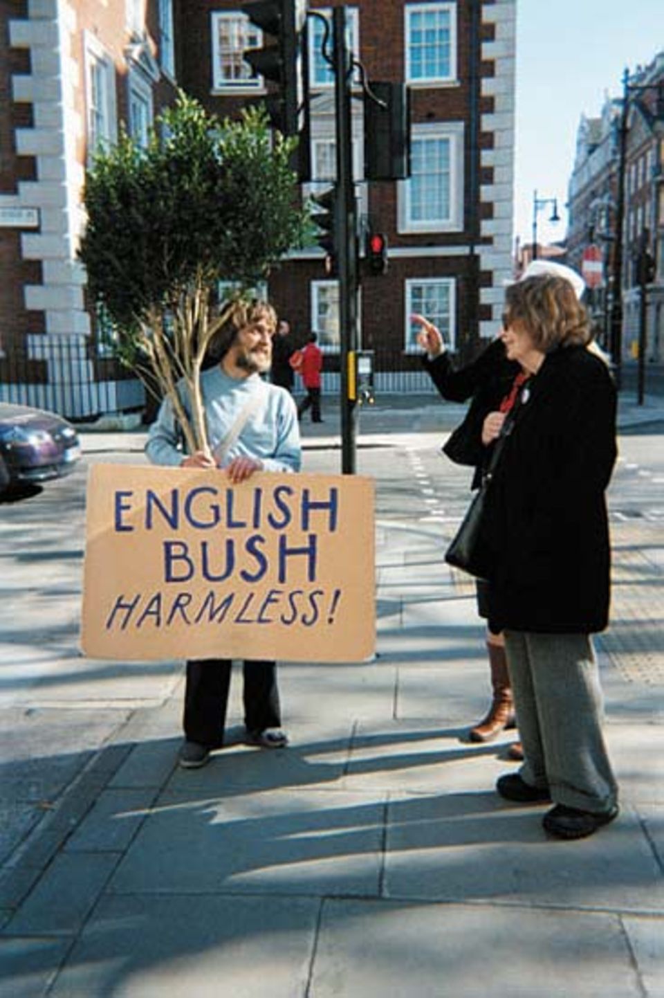 In der Nähe der US-Botschaft in London macht am 5. März ein Demonstrant auf die Mehrdeutigkeit von Wörtern aufmerksam ("englischer Bus(c)h, harmlos")