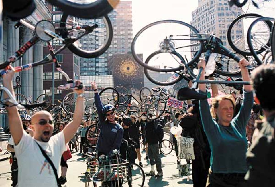 In New York demonstrieren am 22. März die Radfahrer gegen den Krieg