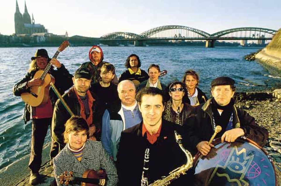 Mensch: Fast vollständig haben sich die Musiker am Rheinufer in Köln-Deutz versammelt. In der Mitte: Alessandro Palmitessa Mensch: Fast vollständig haben sich die Musiker am Rheinufer in Köln-Deutz versammelt. In der Mitte: Alessandro Palmitessa