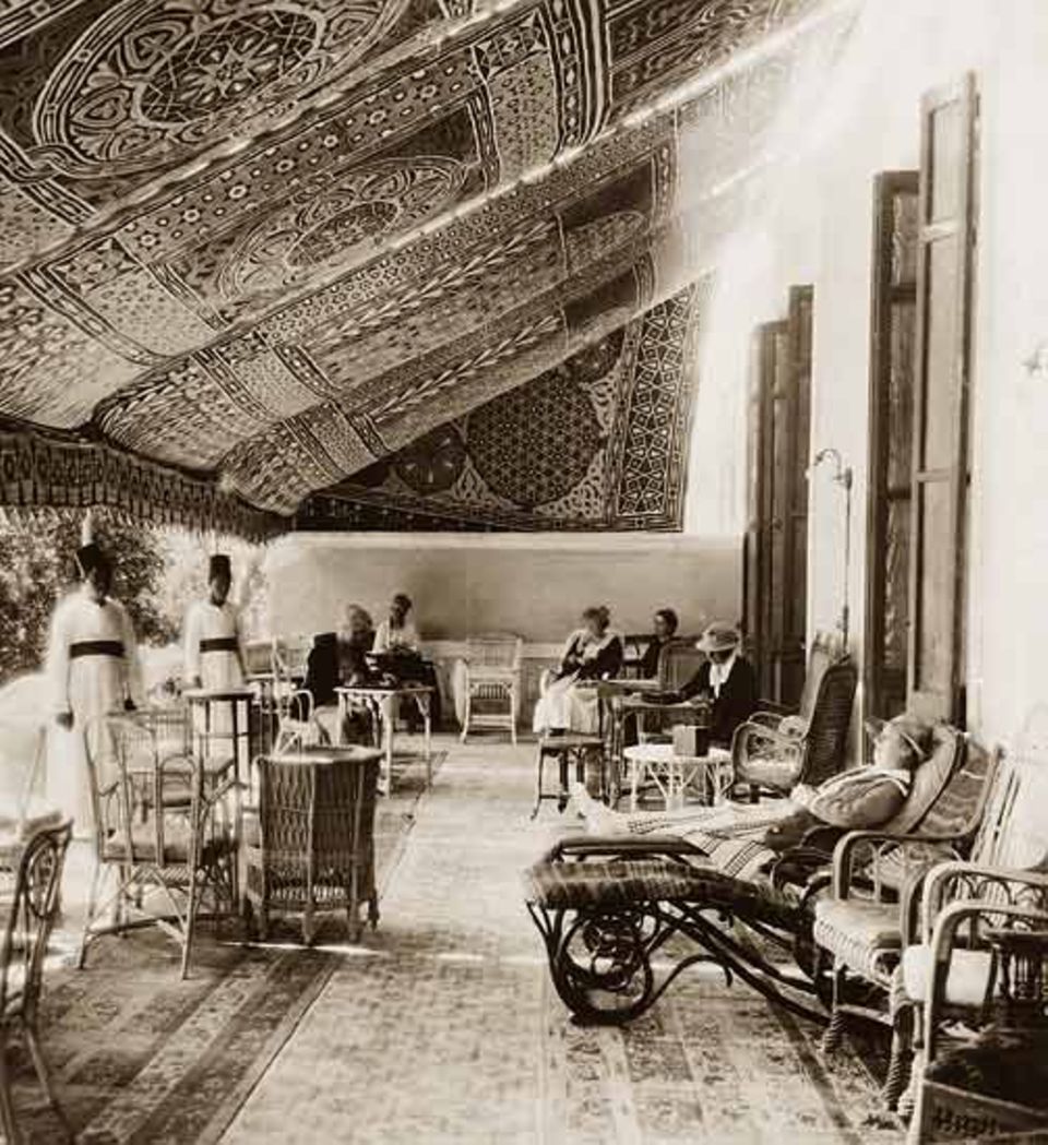 Ladies' room 1910: Unter kostbaren Teppichen vertreiben sich die weiblichen Gäste des "Grand Hotel d' Hélouan" in Kairo die Zeit Ladies' room 1910: Unter kostbaren Teppichen vertreiben sich die weiblichen Gäste des "Grand Hotel d' Hélouan" in Kairo die Zeit
