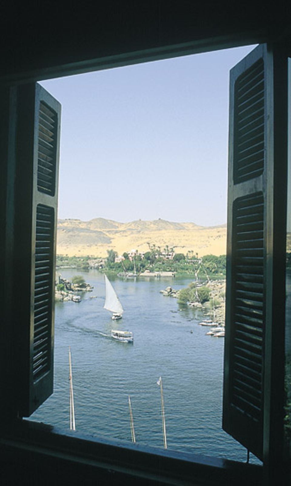 Wasser, Boote und Wüste in Assuan - zeitgenössischer Blick aus einem Fenster des Hotels "Old Cataract" Wasser, Boote und Wüste in Assuan - zeitgenössischer Blick aus einem Fenster des Hotels "Old Cataract"