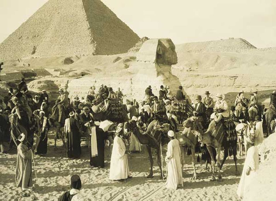 Touristenrummel in Gizeh um 1920. Die Beduinen vermieteten die Kamele und arbeiteten als Guides Touristenrummel in Gizeh um 1920. Die Beduinen vermieteten die Kamele und arbeiteten als Guides