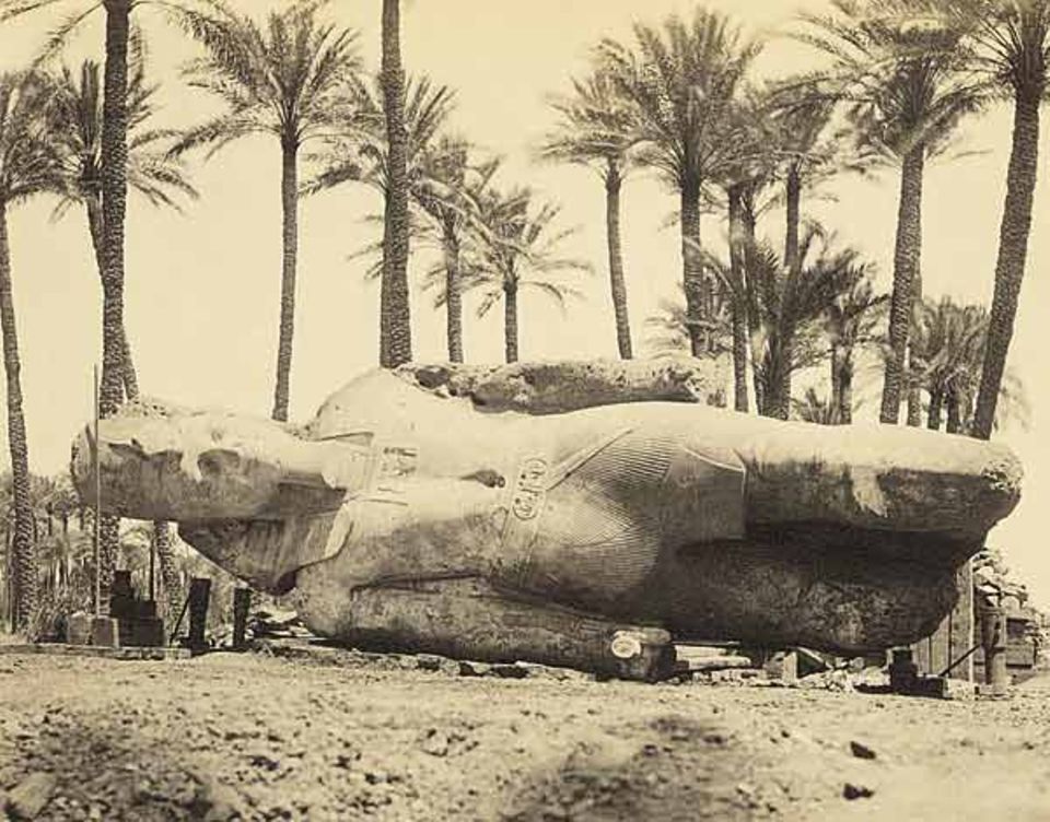 Gestürzter Herrscher: die schwer beschädigte Statue Ramses' II in Memphis, um 1880 Gestürzter Herrscher: die schwer beschädigte Statue Ramses' II in Memphis, um 1880
