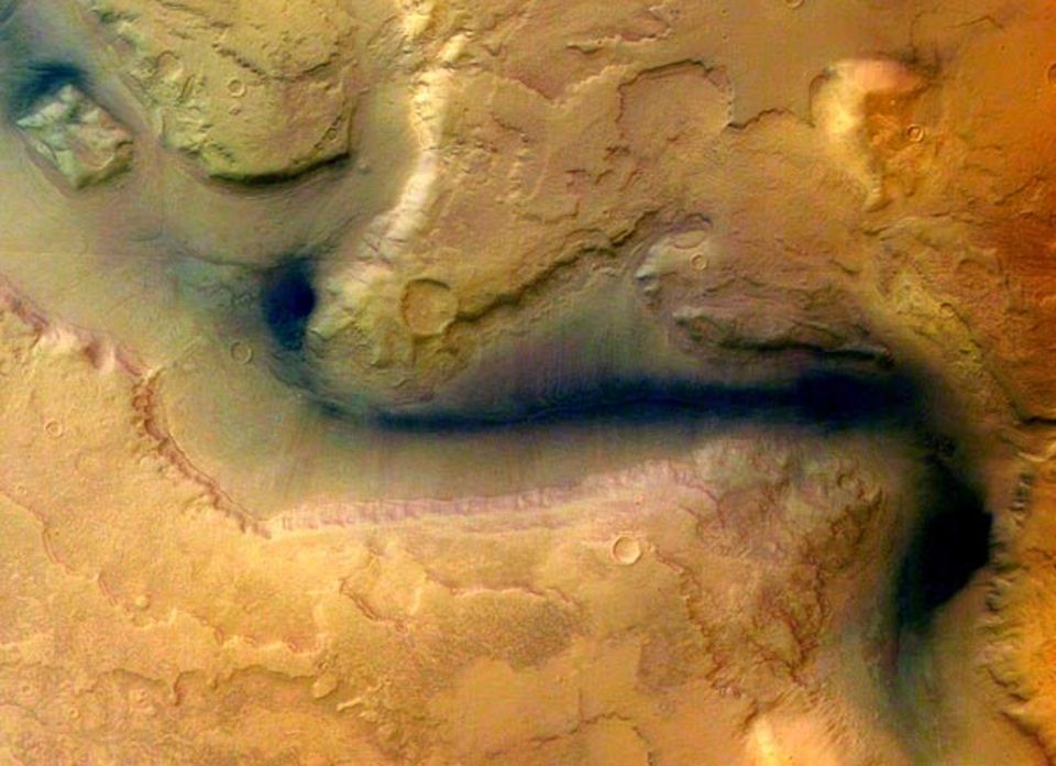 Canale Grande auf dem Mars? Forscher sehen in dieser Landschaftsformation das Wirken von früheren Wassermassen. Das Bild lieferte die Kamera an Bord von "Mars Express"