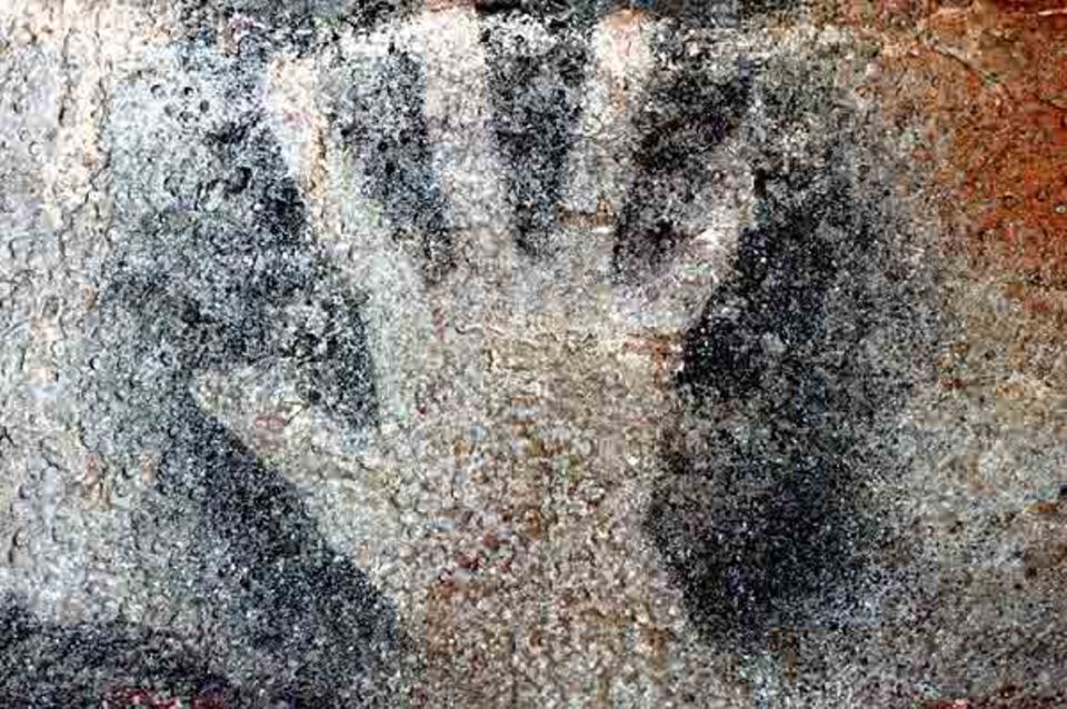 Ein aufgesprühtes Handnegativ in der Höhle Pech-Merle (Südwest-Frankreich)