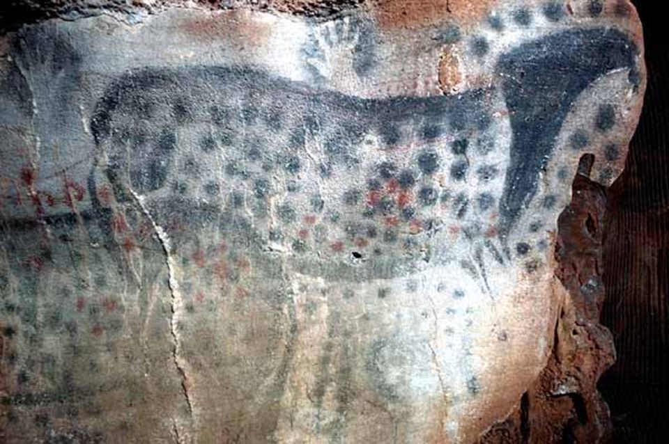 Handnegative und "gepunktete" Pferde in der Höhle Pech-Merle (Südwest-Frankreich)
