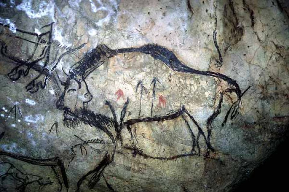 Ein Bison mit Pfeil-Zeichen und roter Farbe aus der Höhle Niaux (Südwest-Frankreich)