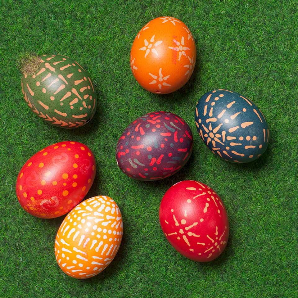 Basteln zu Ostern: So hübsch sehen natürlich gefärbte Ostereier aus