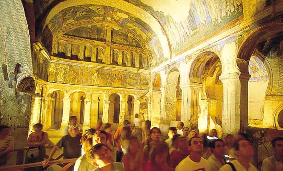 Die "Dunkle Kirche" bei Göreme: Touristen bewundern die byzantinischen Fresken Die "Dunkle Kirche" bei Göreme: Touristen bewundern die byzantinischen Fresken