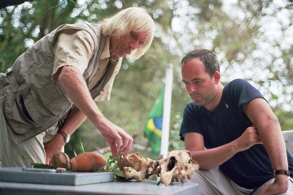 Auf der Jagd nach unbekannten Tierarten: Marc van Roosmalen (l.) und Lothar Frenz