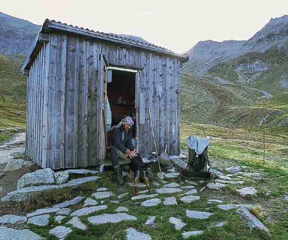 Auf der Suche nach wahrer Ruhe ist Roland Ott immer weiter in die Berge geflüchtet. Seine Herde treibt der Hirte bis auf 2400 Meter, wo er die Nächte in einer Holzhütte verbringt Auf der Suche nach wahrer Ruhe ist Roland Ott immer weiter in die Berge geflüchtet. Seine Herde treibt der Hirte bis auf 2400 Meter, wo er die Nächte in einer Holzhütte verbringt